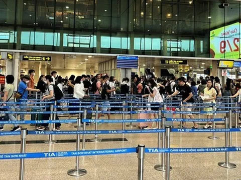 Người dân trở lại TP HCM sau lễ: Sân bay và bến xe thưa thớt, cửa ngõ đông xe