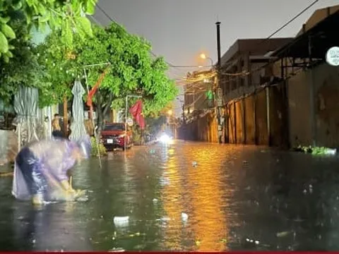 Thành phố Quy Nhơn, Bình Định: Đường ngập, nước tràn vào nhà sau cơn mưa kéo dài