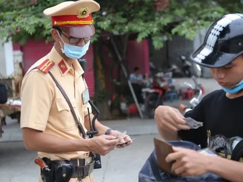 Từ 15/9, được xuất trình giấy tờ tích hợp trên VNeID khi CSGT yêu cầu?