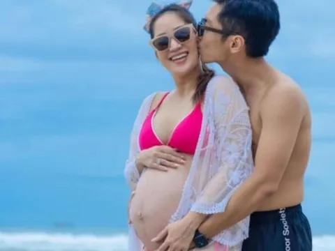 Khánh Thi tự tin khoe bụng bầu với bikini ở tháng cuối thai kì