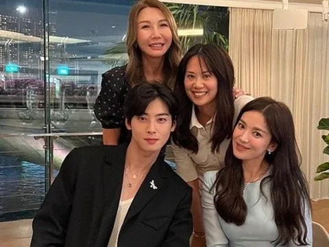 "Mỹ nam đẹp nhất Hàn Quốc" công khai ảnh tình cảm bên Song Hye Kyo, ai cũng muốn "chèo thuyền"