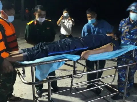 Cấp cứu kịp thời cho 2 ngư dân Quảng Ngãi, Tiền Giang bị nạn trên biển