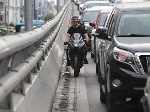 Hà Nội: Xử lý hàng loạt xe máy di chuyển lên Vành đai 2 trên cao