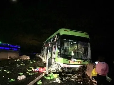 Xe giường nằm bị nạn trên cao tốc hành khách bị thương, phụ xe tử vong