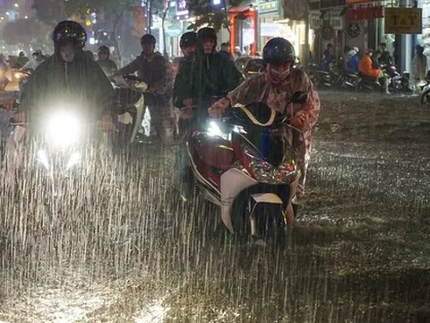 Đường phố Đà Nẵng ngập cục bộ sau mưa lớn, người dân chật vật lội nước về nhà
