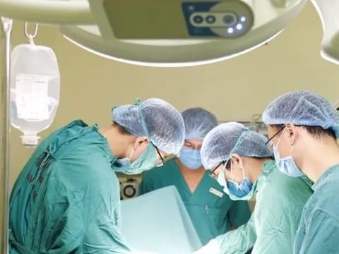 Lương không đủ sống, nhiều bác sĩ trẻ đánh liều vay tiền mở phòng khám tư