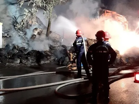 Trong đêm, bãi phế liệu bị lửa thiêu rụi hoàn toàn