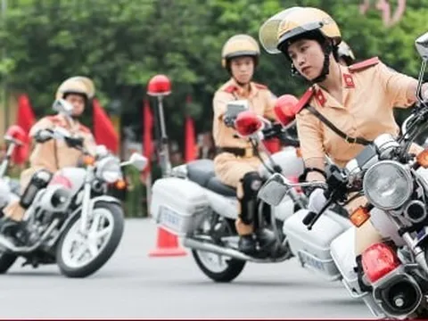 Mãn nhãn màn biểu diễn chạy xe phân khối lớn của nữ học viên Cảnh sát Nhân dân