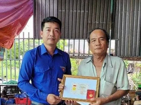 Trao Huy hiệu Tuổi trẻ dũng cảm cho người lao vào đám cháy cứu người