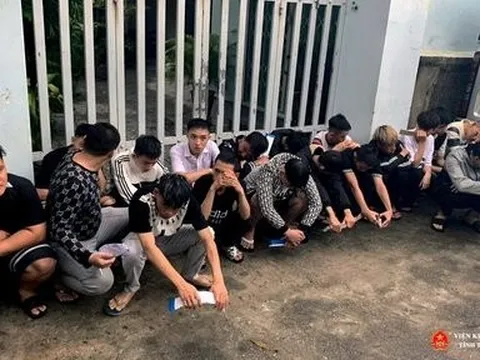 Bắt 18 thanh thiếu niên hỗn chiến trước siêu thị ở Huế