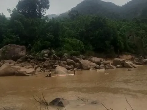 Nghệ An: Vợ bất lực nhìn chồng bị nước cuốn trôi
