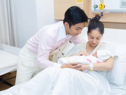 Phan Hiển không kìm được nước mắt khi Khánh Thi sinh con