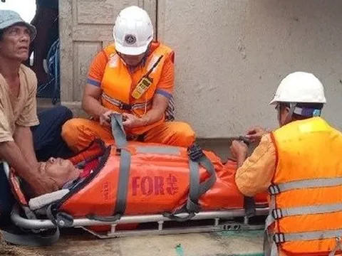 Vượt sóng đưa thuyền viên tàu cá bị tai biến vào bờ cấp cứu kịp thời