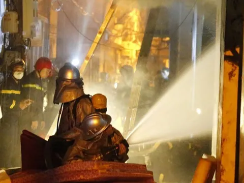 Hà Nội: Cháy lớn giữa đêm tại chung cư nằm trong ngõ sâu