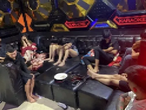 Bình Thuận: Bắt quả tang hàng chục nam, nữ tổ chức tiệc ma túy ở karaoke
