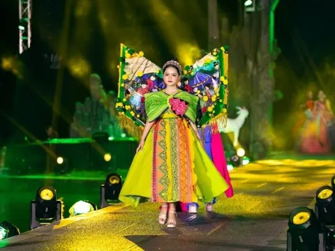 Mẫu nhí Gia Hân thả dáng trên sàn diễn, gây ấn tượng với trang phục thổ cẩm