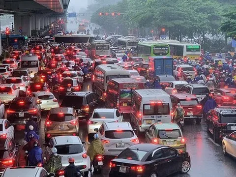 Mưa từ sáng sớm, đường tắc, dân công sở chật vật 'tìm lối' tới cơ quan