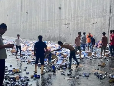 Xe tải làm đổ hàng trăm thùng bia xuống đường