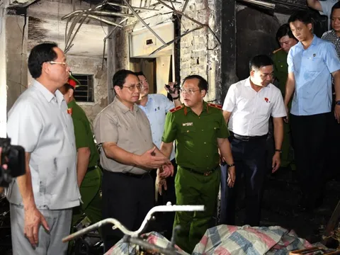 Thủ tướng thị sát hiện trường vụ cháy đặc biệt nghiêm trọng tại Hà Nội