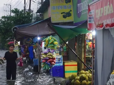 Mưa trắng trời, người dân TPHCM xách dép lội bì bõm trên quốc lộ