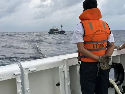 Tàu Hải quân 468 hỗ trợ lai kéo tàu cá bị hỏng máy trên biển Trường Sa