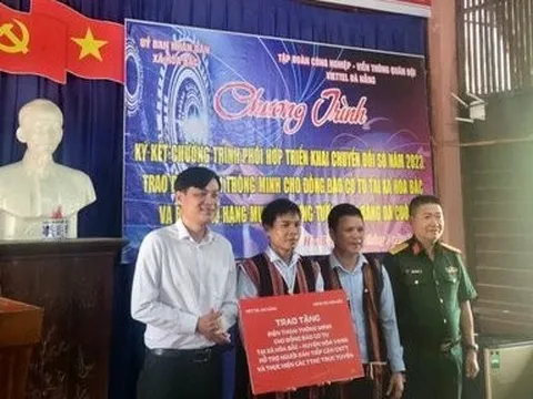 Tặng 50 điện thoại thông minh cho đồng bào dân tộc Cơ Tu ở Đà Nẵng