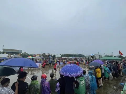 Dòng người đội mưa xem giải bóng chuyền “phủi” hàng đầu Việt Nam