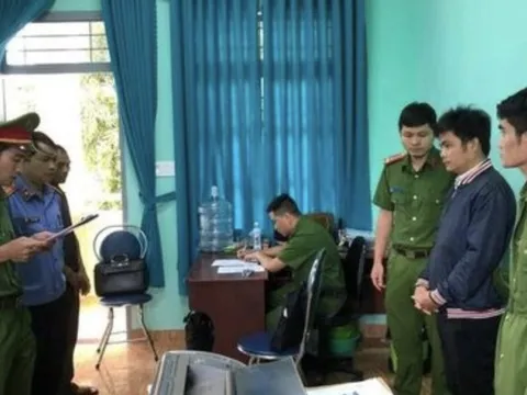 Bắt cán bộ xã vòi tiền làm hồ sơ