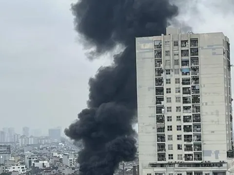 Cột khói đen hàng chục mét từ đám cháy nhà 7 tầng ở Thanh Xuân, Hà Nội
