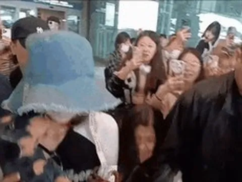 Sân bay náo loạn, Lisa (BLACKPINK) bị fan gây nguy hiểm giữa tin đồn rời YG