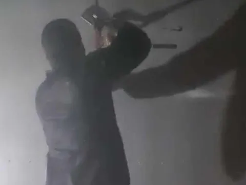 VIDEO: Tuần tra đêm, công an phường phá cửa dập tắt đám cháy kịp thời