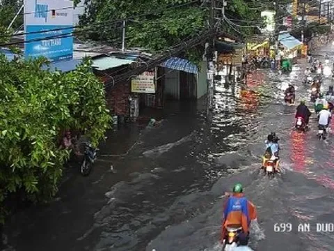 Mưa lớn kéo dài, nhiều tuyến đường TPHCM ngập nặng