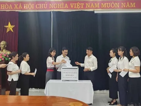 Người Hà Nội tưởng niệm các nạn nhân trong vụ cháy chung cư mini