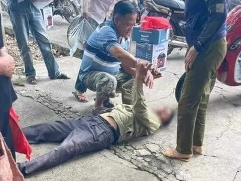 Người đàn ông khóc ngất sau khi mua hàng “khuyến mãi” hàng triệu đồng