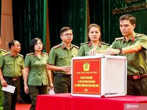 Công an Hà Nội ủng hộ nạn nhân vụ cháy chung cư mini 500 triệu đồng