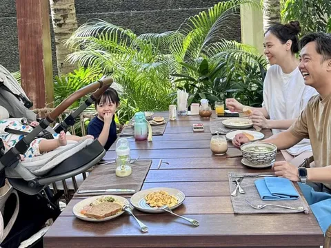 Cường Đô La hé lộ một buổi sáng của gia đình, biểu cảm của cậu út liền chiếm trọn “spotlight”