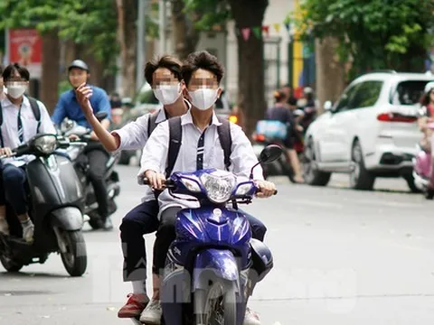 Thót tim với cảnh học sinh 'đầu trần' đi xe máy trên phố
