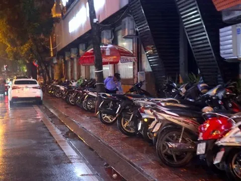 Nhiều vỉa hè 'nghẹt thở' do bị chiếm dụng làm nơi buôn bán, trông giữ xe