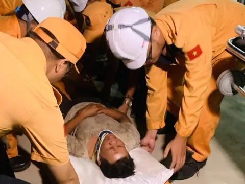 Cứu nạn kịp thời thuyền viên tàu câu mực bị tai nạn lao động trên biển