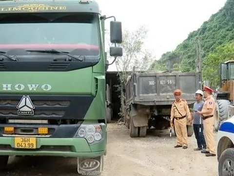 CSGT xử lý Howo chở đất đá sau phản ánh của Người Đưa Tin