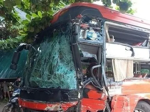 Đồng Nai: Xe khách va chạm xe tải trên Quốc lộ 20, tài xế bị thương