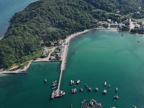 Ngắm biển xanh, cát trắng và vẻ đẹp nguyên sơ ở huyện đảo đẹp bậc nhất Việt Nam