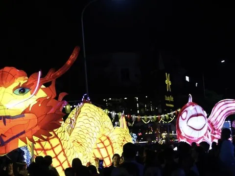 Hà Tĩnh: Hàng nghìn người xuống phố rước đèn trung thu khổng lồ