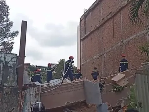 Nhà 4 tầng ở TPHCM sập sau tiếng động rất lớn, giải cứu 7 người bên trong