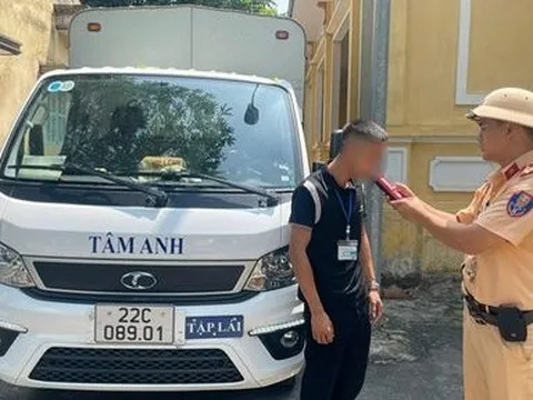 Xử phạt thầy dạy lái ô tô vì không nhường đường cho đoàn xe ưu tiên