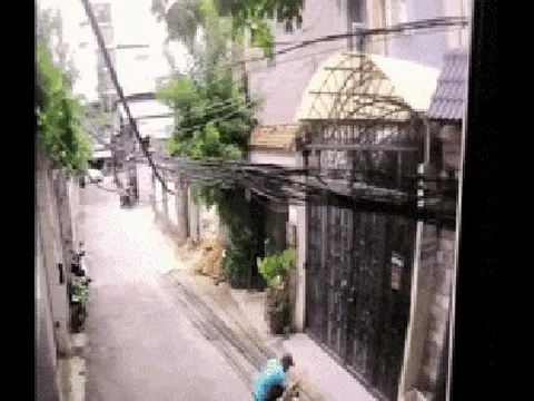 Camera an ninh ghi khoảnh khắc sập căn nhà 4 tầng ở TPHCM, 7 người mắc kẹt