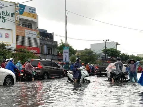 Áp thấp nhiệt đới hướng thẳng Đà Nẵng, mưa như trút nước, đường hóa thành sông