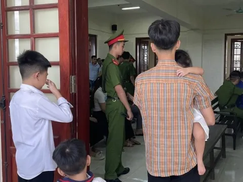Xót xa những đứa trẻ "đoàn tụ" với bố giữa chốn pháp đình