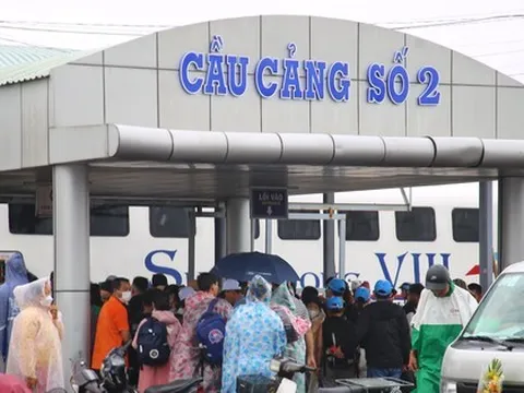 Gió giật cấp 8, sóng cao 2m, tàu, phà đi Phú Quốc tạm ngưng hoạt động