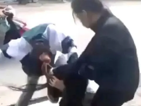 Công an vào cuộc vụ nữ sinh bị đánh ngay cổng trường